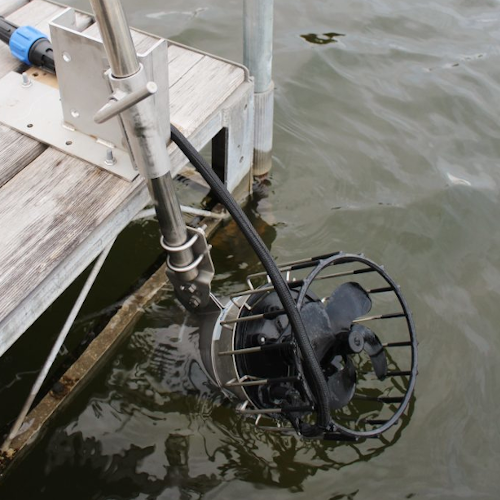 Kasco de-icer on a universal dock mount at the waterline