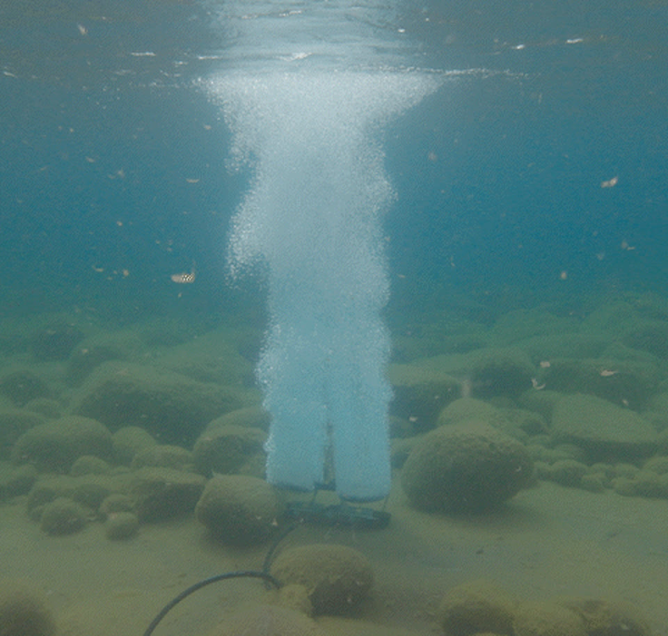 Kasco RobustAire dual-loop diffuser releasing air underwater